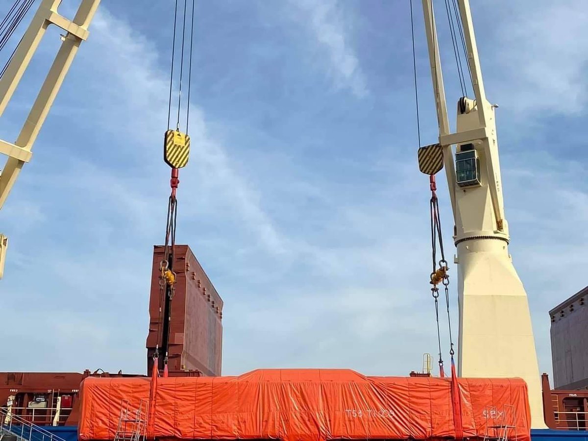 DOTrPH's tweet photo. HAPPENING NOW

Unloading of the Diesel Hydraulic Locomotive and Passenger Coaches at Harbour Center Manila. 

#DOTrPH 🇵🇭 
#PNR
#RailwaysSectorWorks 

[Photo courtesy: PNR]

FULL: https://t.co/eojeJDOmVn https://t.co/o8OpywnLGn
