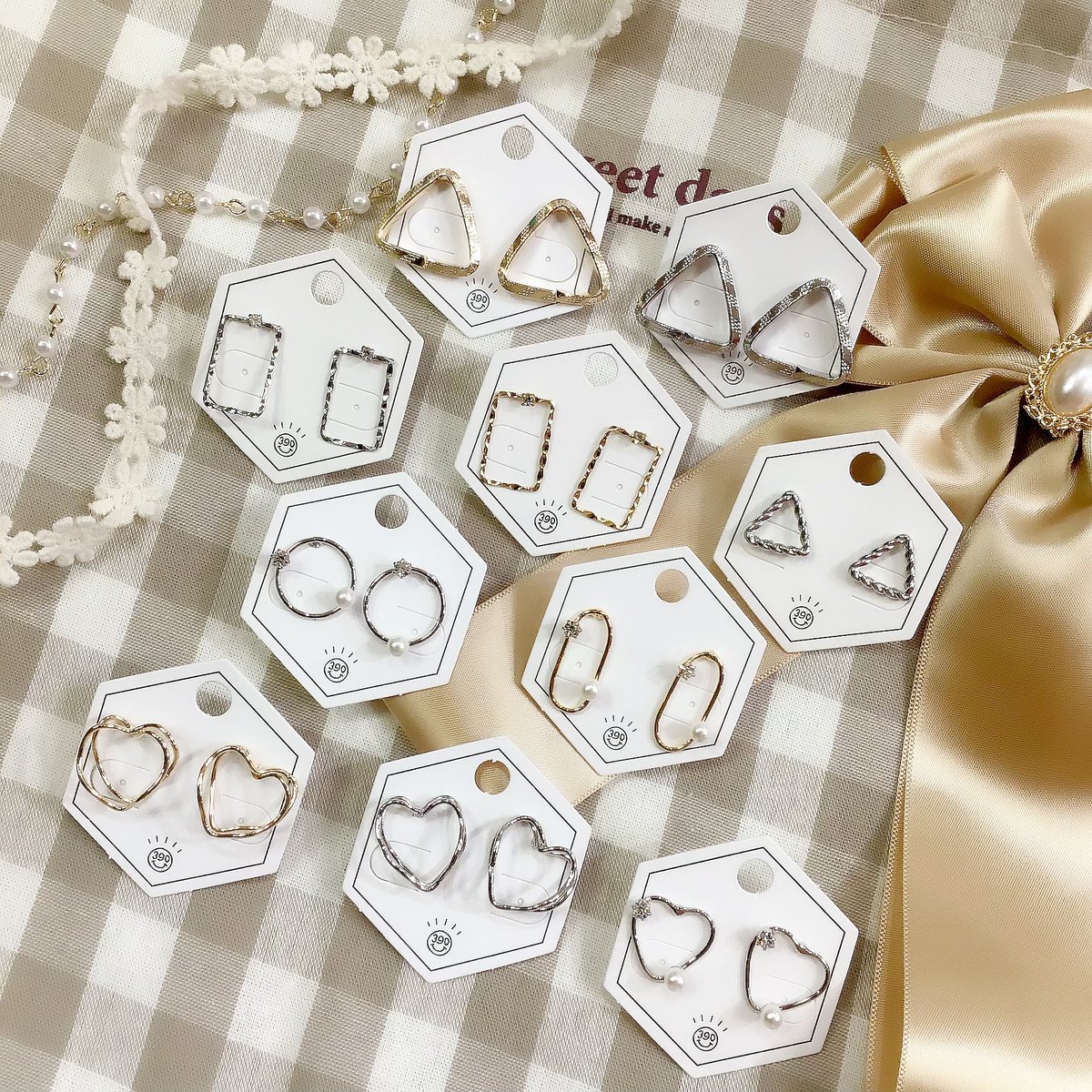 390_accessory's tweet photo. 🌟商品紹介🌟

シンプルなピアスの紹介です☺️💫

いろんなコーデにも合わせやすく
大人っぽいものや可愛らしいものなど
種類豊富です💡✨

ぜひチェックしてみて下さい🙌🏻
もちろん全品390円(+tax)💰

#サンキューマート #thankyoumart #390マート https://t.co/NRHzFDR5Kk