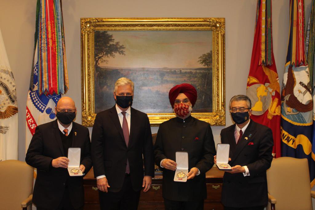 sbajpai2811's tweet photo. 🇮🇳 #India's Ambassador to the 🇺🇸US, Taranjit Singh Sandhu, accepted the #LegionIfMerit award on behalf of our Hon'ble Prime Minister Shri @narendramodi ji from the US National Security Advisor Robert O'Brien at the White House.
#WorldLovesModi ❤
Congratulations PM Narendra Modi https://t.co/6k6ZsJiJZE