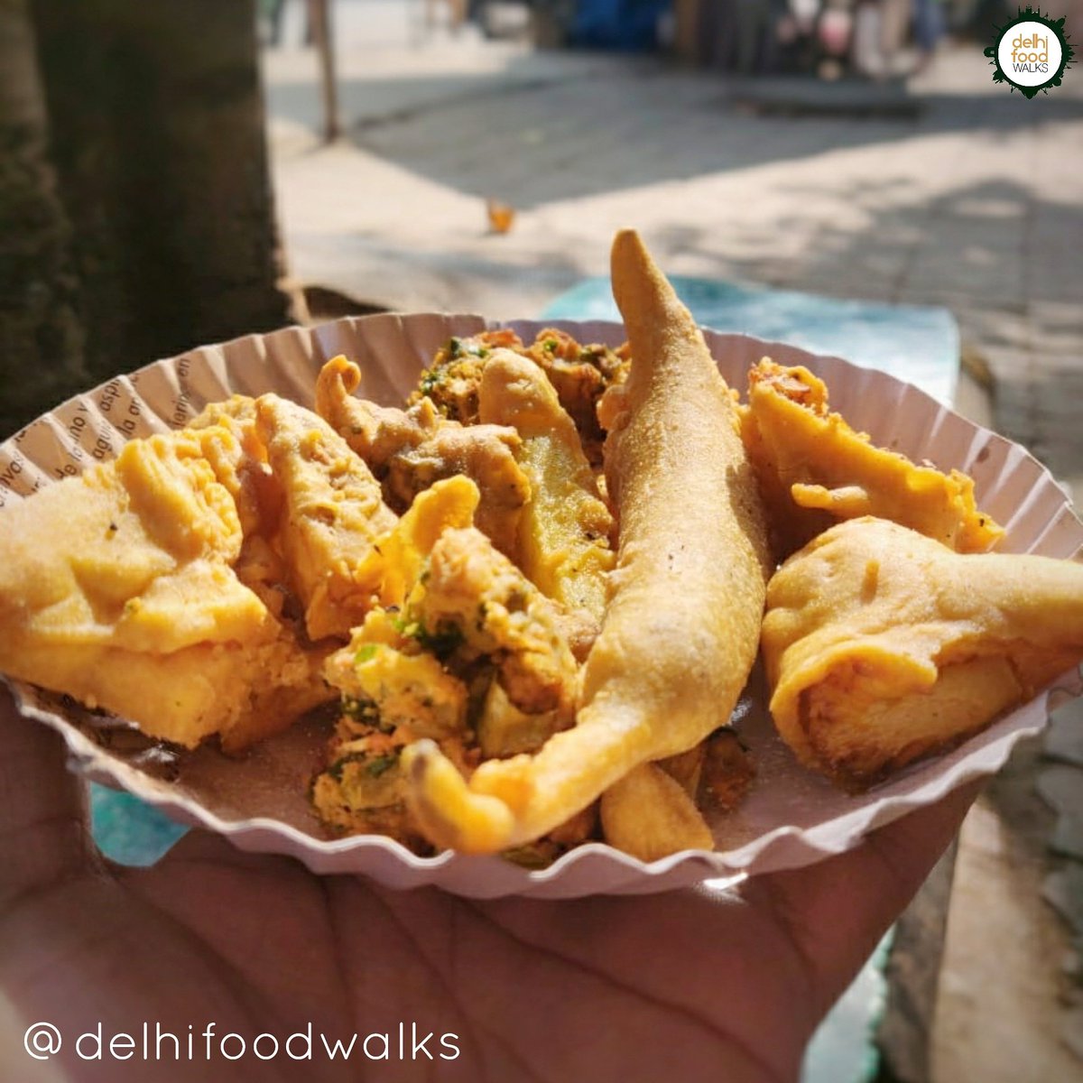 Piping hot assorted fritters combined with an indispensable cup of masala chai was the perfect way to conclude our stroll in the vicinity of Gurudwara Shri Bangla Sahib on chilly weekend morning. 

#chai #pakoda #walkwithdfw #perfectsnack #wintermorning