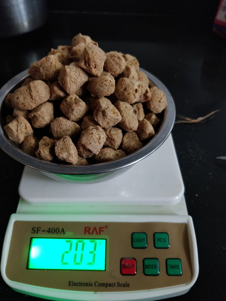 CAtLarge's tweet photo. What a liar you are, @FortuneFoods . 
200+25 g extra bole ke sirf 200 gms soya chunks hai. 

Stop fooling customers! https://t.co/JWJC478leH