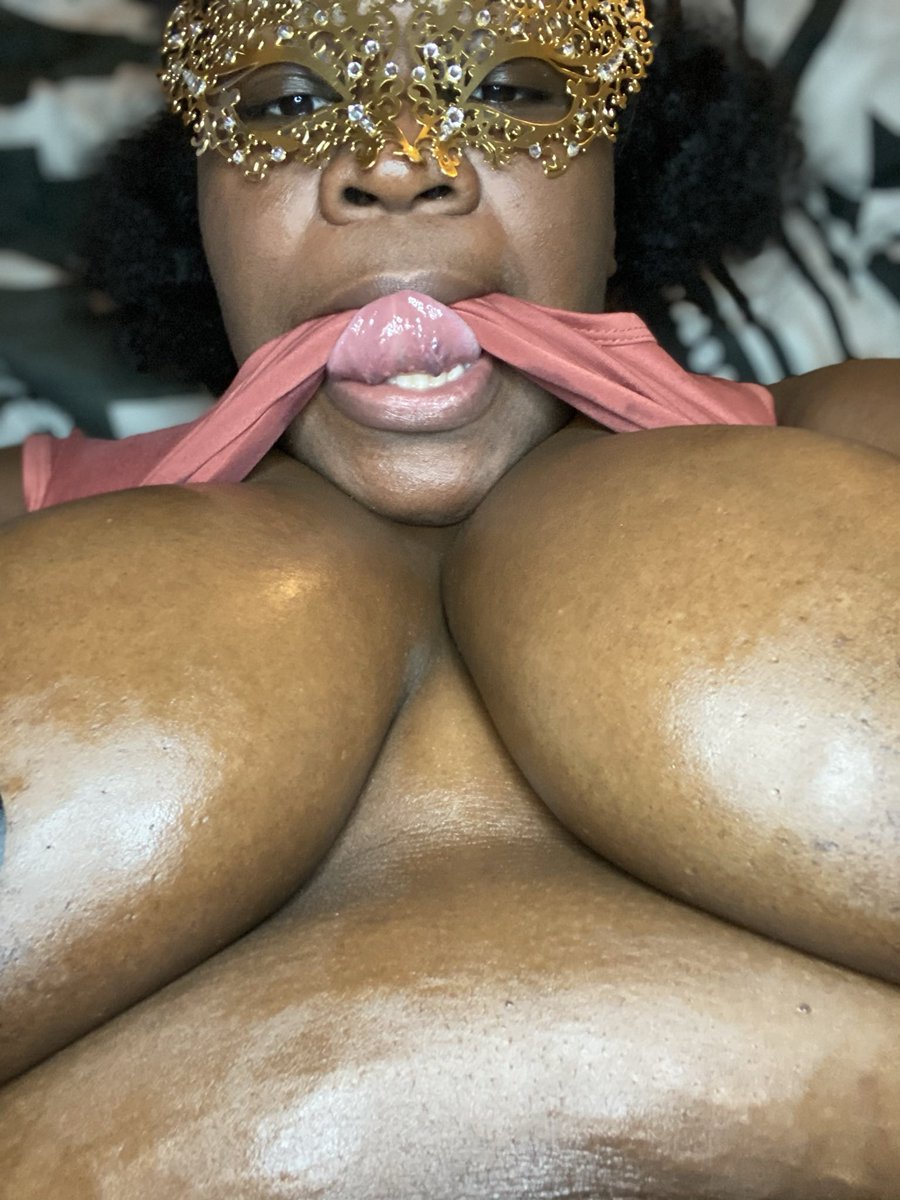 MaskedMommie's tweet photo. Wanna see the full view subscribe https://t.co/1ACAI42Tmv #bbwonlyfans #milfonlyfans #ContentCreator #ssbbw https://t.co/tol7rpCzCK