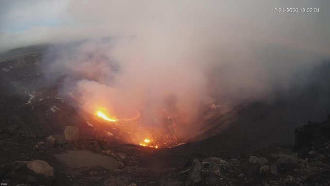 AlohaEvery1's tweet photo. NOW WE'RE TALKING! 

BACK TO "Normal"!!! NO! NEW #ABNORMAL, HERE!

#Solstice2020Eruption+#Solstice2020 #Kilauea #Kilauea2020 #KilaueaEruption #KilaueaVolcano #Halemaumau #BigIsland #Hawaii 

This Will Set #TheGreatReset|ers BACK CENTURIES!

'LIVE' #KWcam: https://t.co/1tweGaRcw9 https://t.co/MDk6tRNgSI