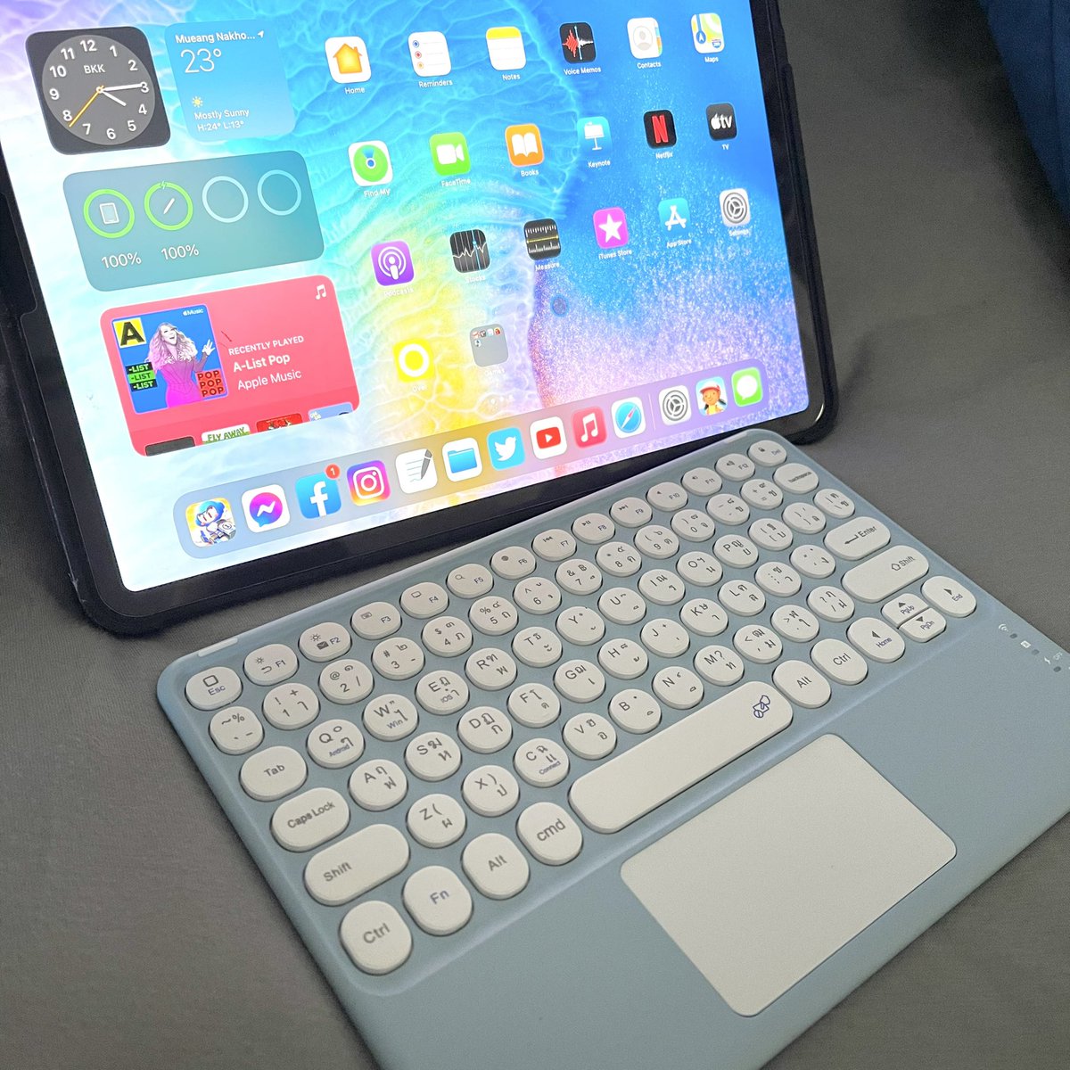 BrightMinho's tweet photo. แป้นพิมพ์บลูทูธ+Touchpad อันนี้ปัง แป้นเภาษาไทย กดนิ่ม พิมพ์สนุก ไม่ต้องพกเมาส์แยกเลย

Touchpad ค่อนข้างแข็งเทียบกับตัว Magic Keyboard ของ Apple ที่ราคาเป็นหมื่น 
แต่ก็ใช้ทดแทนได้แหละ กดแตะ ๆ พอ หรือถ้ากดลึกต้องกดตรงขอบล่าง เพราะตรงกลางจะกดยากกว่า

8.5/10 ปัง คุ้มราคาเค้าแหละ https://t.co/HmlwWf4vpv