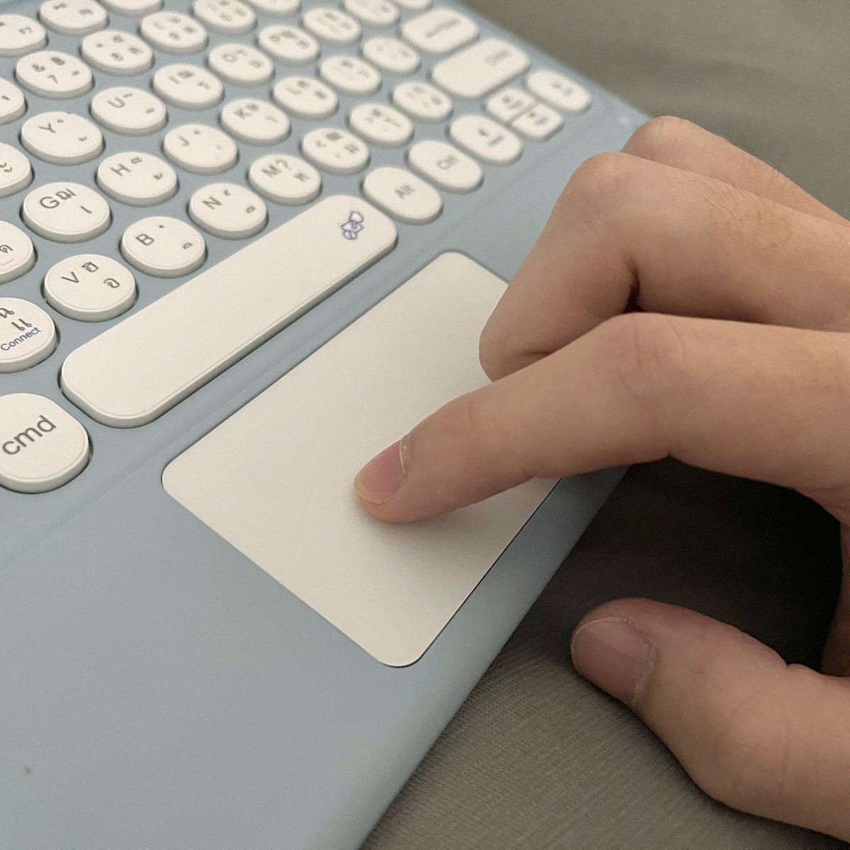 BrightMinho's tweet photo. แป้นพิมพ์บลูทูธ+Touchpad อันนี้ปัง แป้นเภาษาไทย กดนิ่ม พิมพ์สนุก ไม่ต้องพกเมาส์แยกเลย

Touchpad ค่อนข้างแข็งเทียบกับตัว Magic Keyboard ของ Apple ที่ราคาเป็นหมื่น 
แต่ก็ใช้ทดแทนได้แหละ กดแตะ ๆ พอ หรือถ้ากดลึกต้องกดตรงขอบล่าง เพราะตรงกลางจะกดยากกว่า

8.5/10 ปัง คุ้มราคาเค้าแหละ https://t.co/HmlwWf4vpv