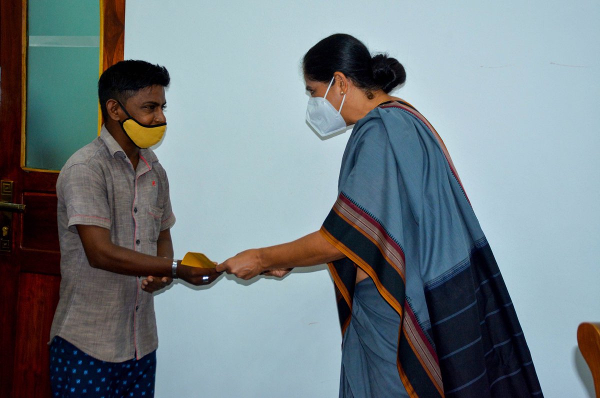 GYahampath's tweet photo. හදවත් සැත්කම් සහ වකුගඩු රෝගයෙන් පීඩා විදින අඩු ආදායම්ලාභි පුද්ගලයන් පිරිසක් සදහා වන ආධාර ප්‍රදානයන්... හදවත් සැත්කම් සහ වකුගඩු රෝගයෙන් පීඩා විදින අඩු ආදායම්ලාභි පුද්ගලයන් පිරිසක් සදහා වන ආධාර ප්‍රදානයන් පසුගිය දා නැගෙනහිර පළාත් ආණ්ඩුකාර අනුරාධා යහම්පත් මහත්මියගේ අතින් සිදු වුවාය. https://t.co/NrWS1VufGv