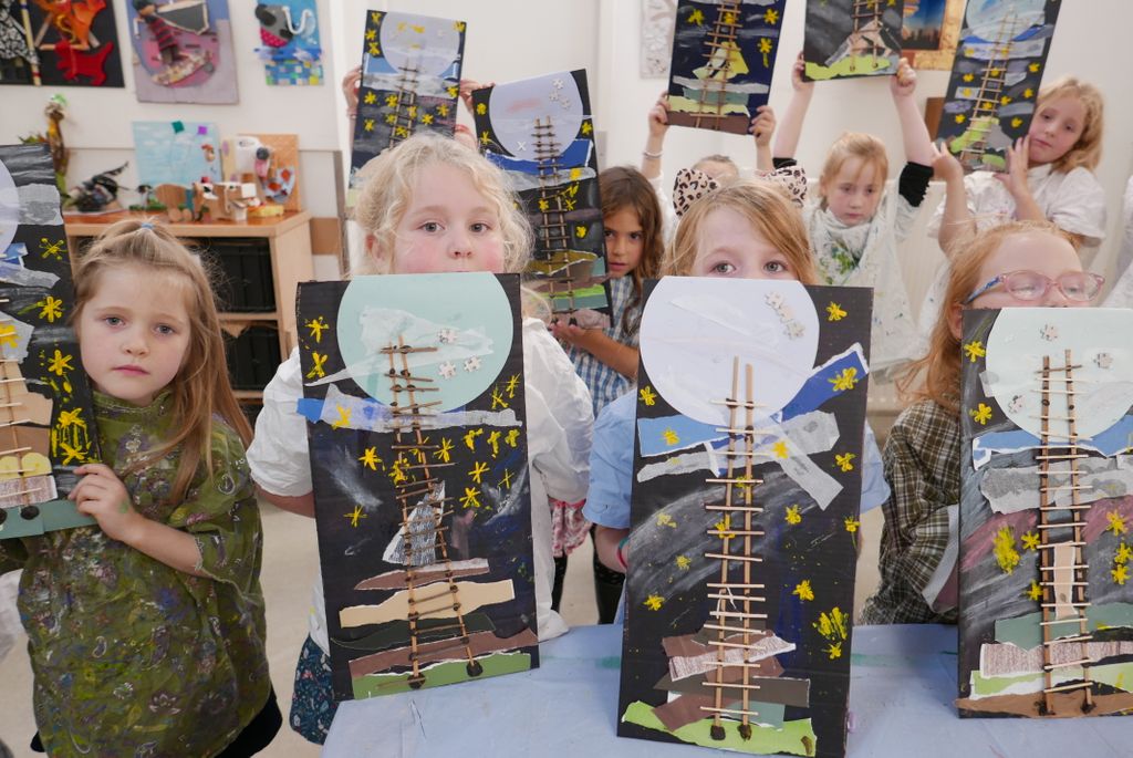 HaagsKinderAtel's tweet photo. Mooi moment in november: workshop Papa, pak jij de maan voor mij? 🌝  Naar aanleiding van een mooi verhaal. "Een meisje wil graag met de maan spelen. De maan is heel hoog en zelf is ze te klein om erbij te kunnen. Lukt het papa met een heel lange ladder?"
#denhaag
#kinderatelier https://t.co/aQlbjmzyge