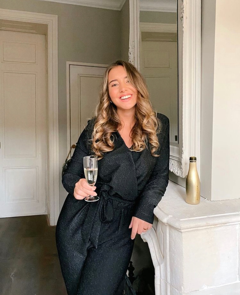 Babe @shularoose in the "Glitter jumpsuit" code x JLFW20129 😍🖤  Shop this jumpsuit with 30% OFF 💸 

Shop here:
jackyluxury.com/collections/pa…