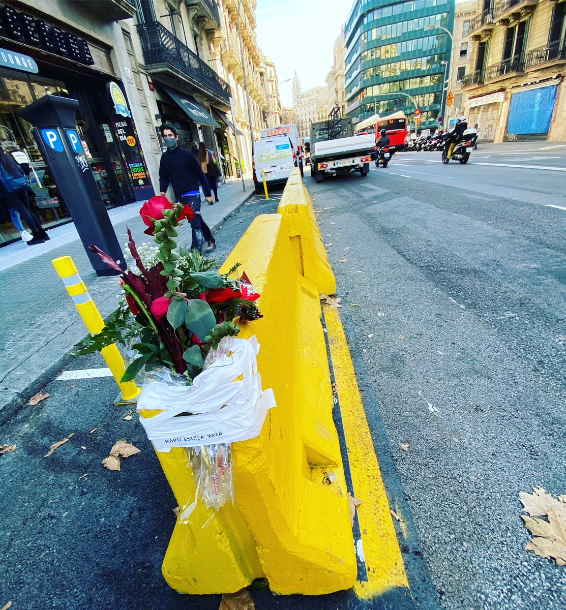 ALGUERSUARI_SR's tweet photo. VAMOS A DERRIBAR LOS MUROS DE HORMIGÓN, ! CON FLORES!
VAMOS A DEJAR MUDA LA LOCURA SIN GRITOS NI AMARGURA...
VAMOS A RENDIR NUESTRO HOMENAJE A MARTI ESTELA XUCLA, con  28 años dejó su vida en un muro de hormigón que jamás debió estar allí! SI ESTAS EN BCN,!FLORES! C/ BALMES 16 https://t.co/dKlOuo2OnZ