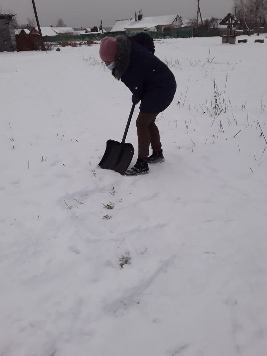 Жители д.Кирикино #ВичугскийРайон обратились в  ПО №10 с.Красный Октябрь Партии #ЕР37 с просьбой помочь расчистить снег около домов одиноких пенсионеров,проживающих на территории деревни.На просьбу откликнулись волонтеры-единороссы.
#ЕРпомогает #ВолонтерскийЦентр37