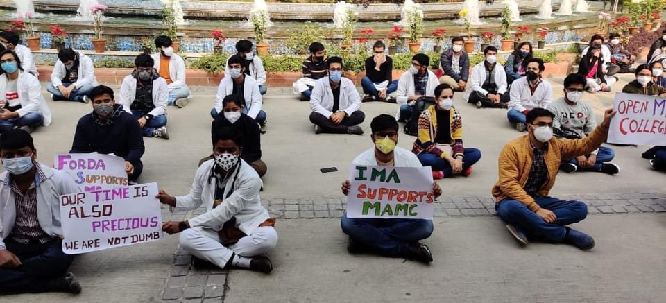 MamcRda's tweet photo. As the protest continues on Day 2. All the undergraduate and resident doctors came together at MD office, LNH to show the united front and asking for Opening up of MAMC for their academics to start. We will not budge till our demands are met. #UnlockLNH #ForMAMC https://t.co/XWPttrnSOo