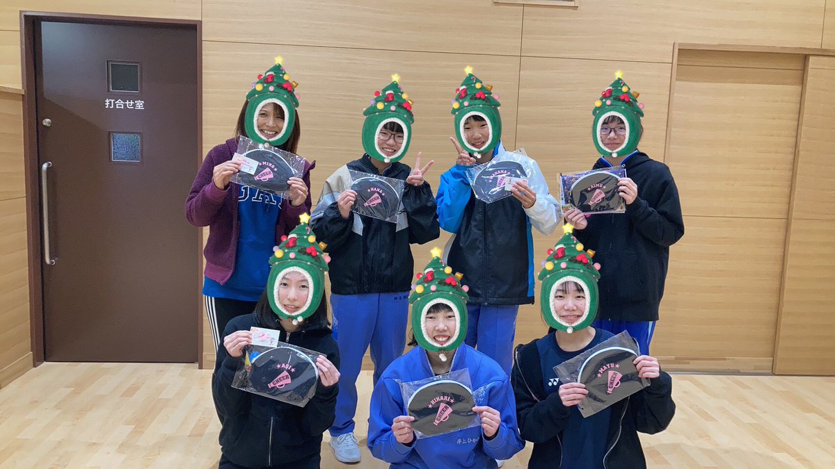 clapssoma's tweet photo. 今日は年内最後のレッスンでした。事務局＆チームからクリスマスプレゼントをいただきました🎄とても嬉しいです😆今年はコロナの影響で思うように活動できませんでしたが、来年はたくさんの笑顔と元気を届けられたらいいなと思っています。皆様、素敵なクリスマスを🎄そして、よいお年をお迎え下さい🎍 https://t.co/2I99hxMi6o