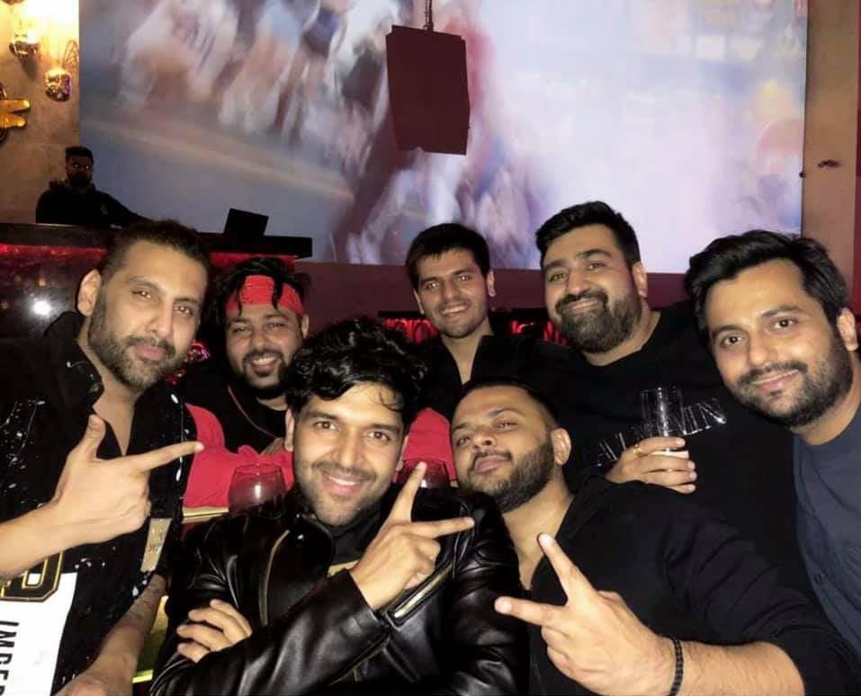 miss_singh_08's tweet photo. Wasn't aware of new protocols, says #SureshRaina after releasing on bail. On Tuesday morning #SaharPolice raided a club near the mumbai airport and booked 34 including #SureshRaina #GuruRandhawa and several other prominent personalities for violating #COVID19 norms.
#Maharashtra https://t.co/XTtgIPTgEM