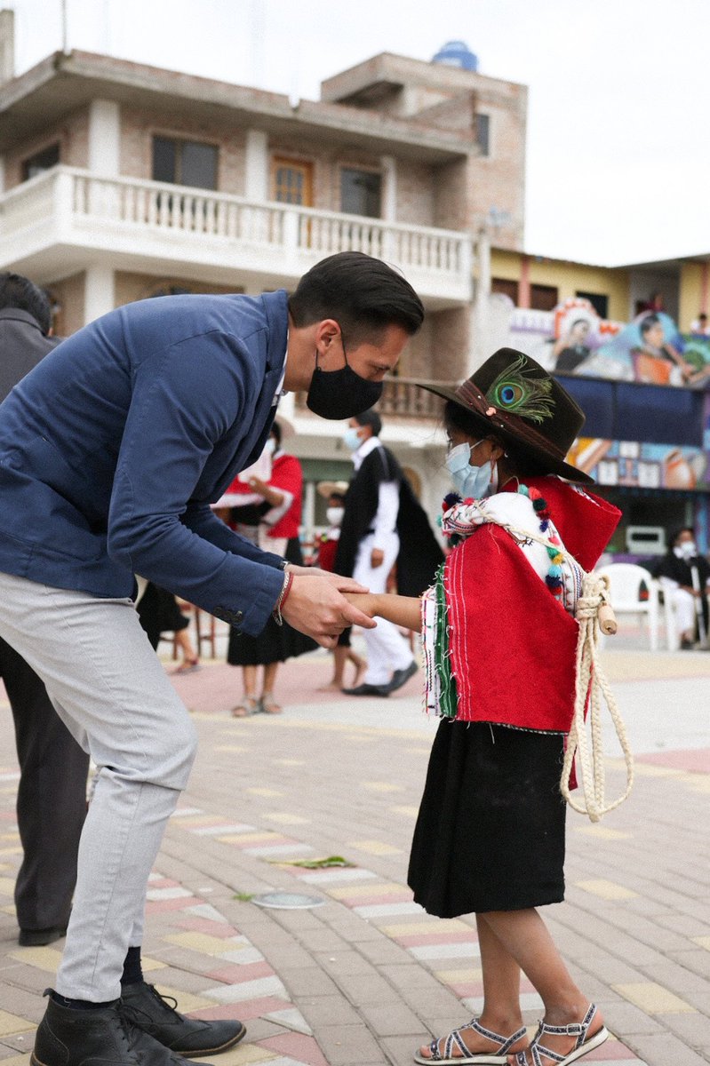leomaroto's tweet photo. El #KAPAC RAYMI es un acto ceremonial con el fin de transmitir la #sabiduría de los ancestros a las nuevas generaciones. En esta fiesta se rinde honor a los líderes indígenas por su sabiduría, y se realiza el rito de la iniciación o madurez de los jóvenes. #Salasaca https://t.co/aKCTgiQ4Qk