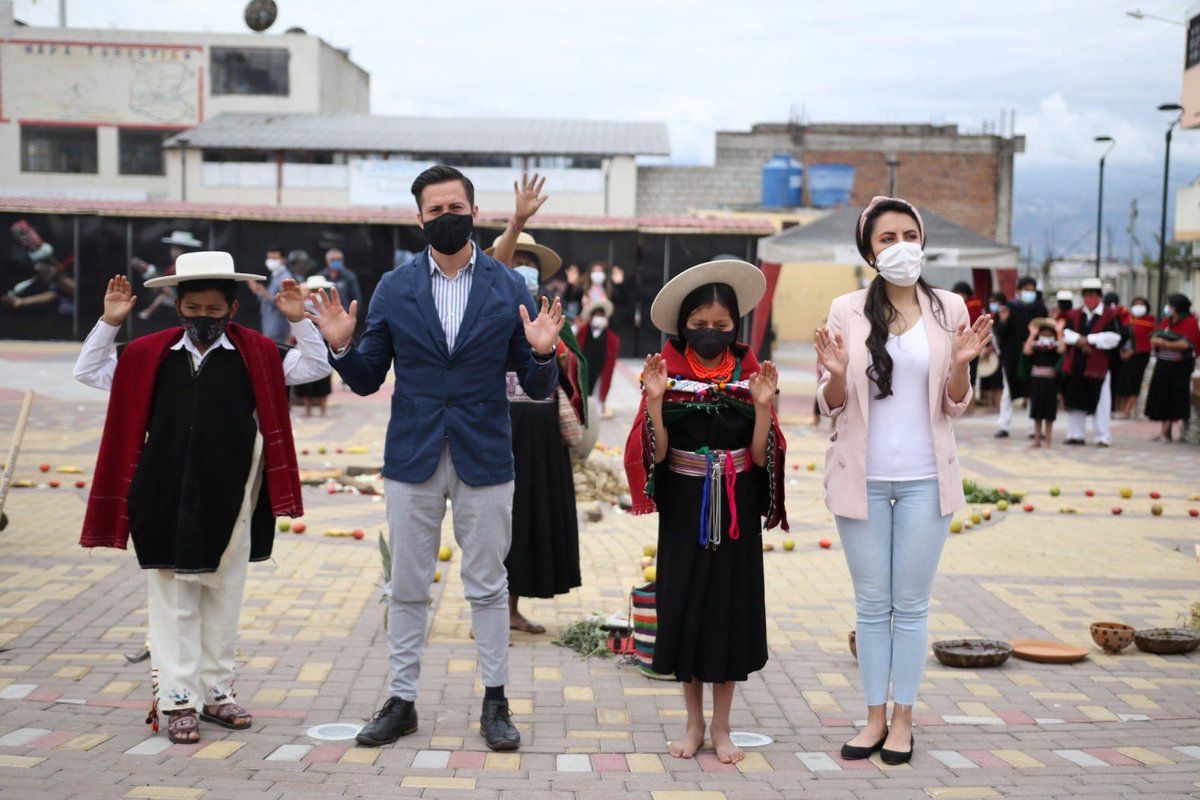 leomaroto's tweet photo. El #KAPAC RAYMI es un acto ceremonial con el fin de transmitir la #sabiduría de los ancestros a las nuevas generaciones. En esta fiesta se rinde honor a los líderes indígenas por su sabiduría, y se realiza el rito de la iniciación o madurez de los jóvenes. #Salasaca https://t.co/aKCTgiQ4Qk