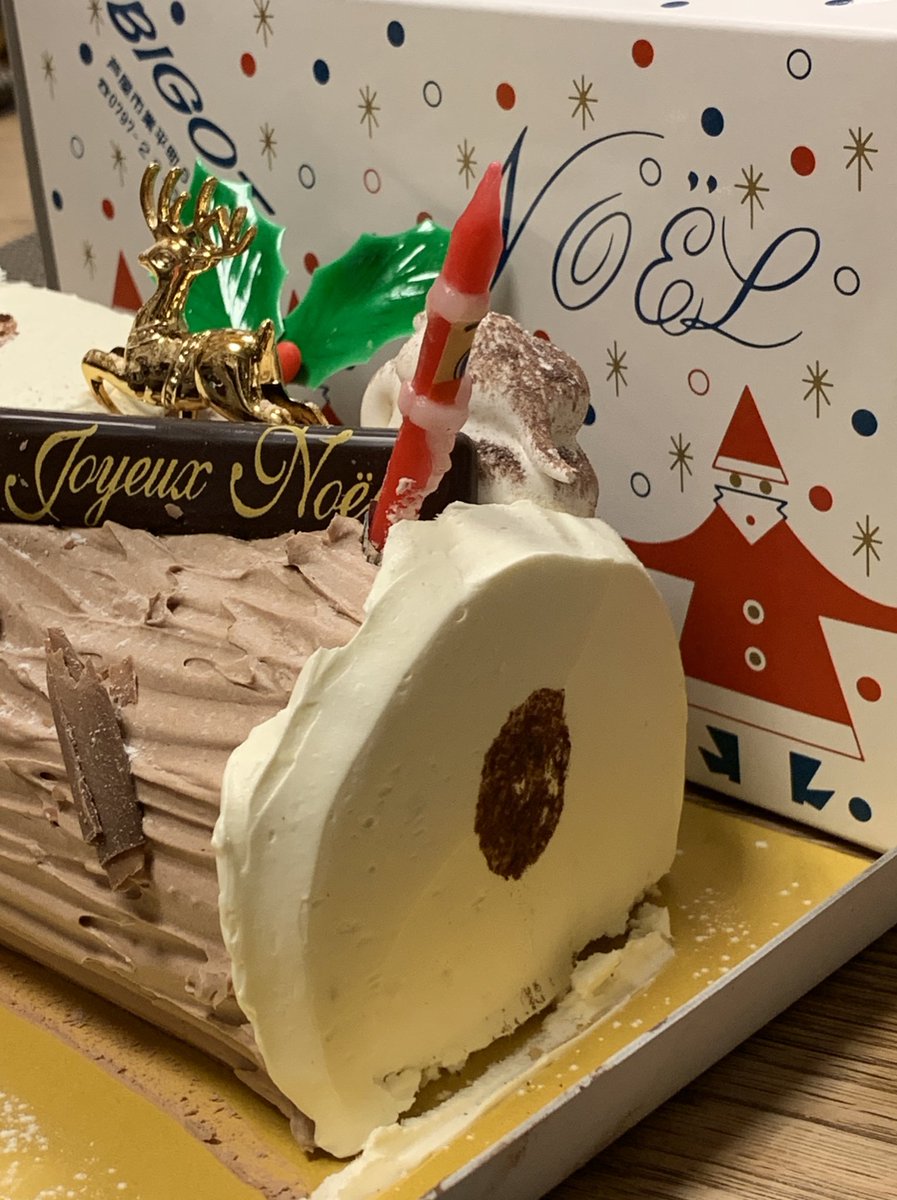 Masa Giorno 食後のデザート クリスマスケーキ第2弾 ビゴの店の ブッシュドノエル ノエルショコラ です 長さは15cmほど バタークリームのケーキは普段は食べないけど しつこくなくて口溶けもよく美味しかった また明日もいただきます