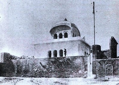 After separation, Guru Sahib with his Singhs went to a Kachi Garhi, a Mud fortress on a small hill. Kachi Garhi was owned by two brothers Chaudhari Chand and Jagat Singh. They offered their services to Guru.