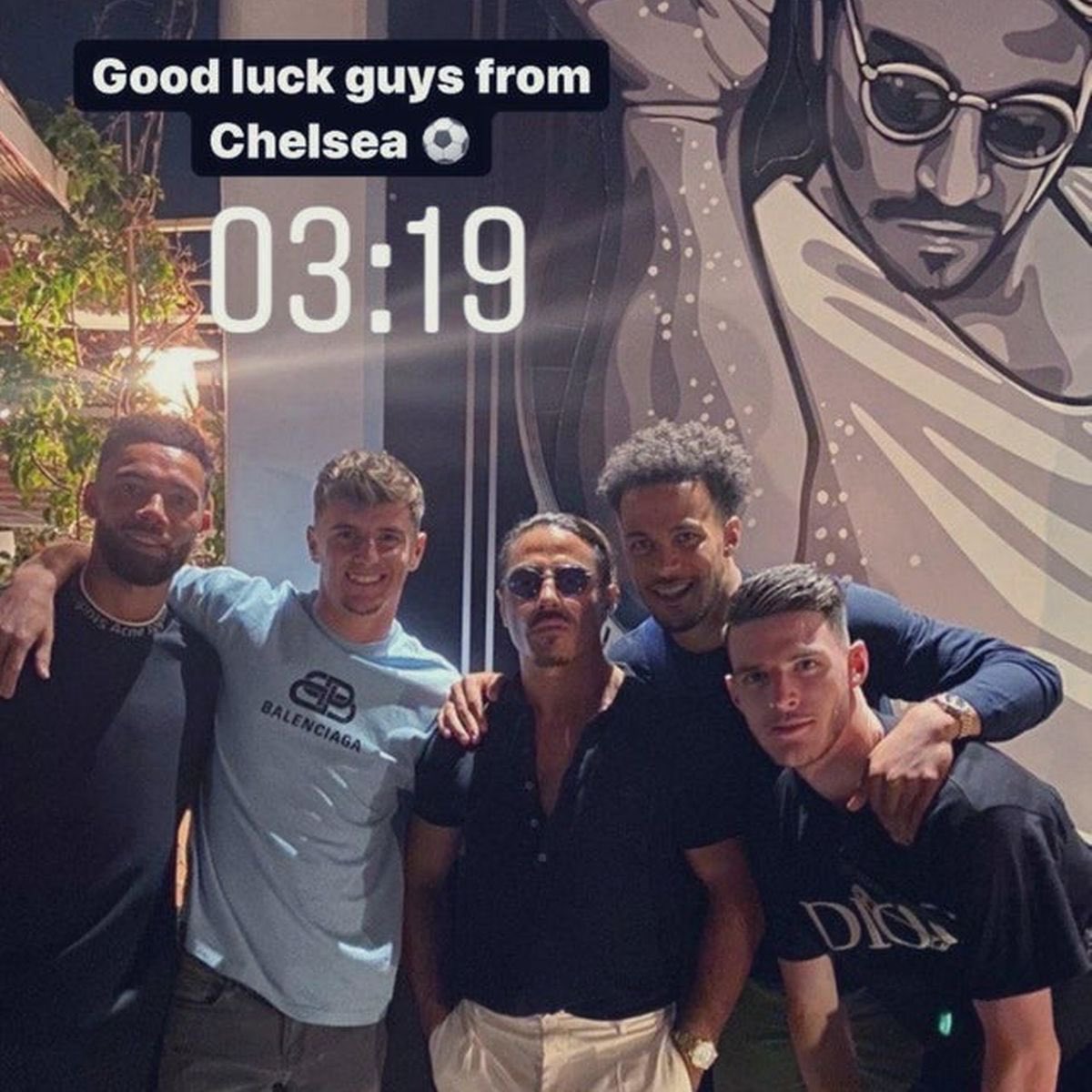 In August 2020, Declan Rice went on holiday with CHELSEA player Mason Mount. This was the first time they’ve ever met, showing that Rice was and still is DESPERATE to get to know his potential new teammates. Not sure who that is on the far left, apologies.