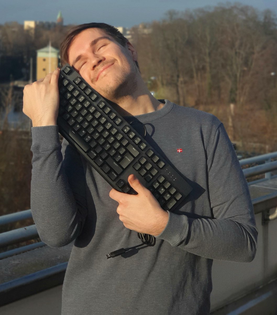 LoLSola's tweet image. Anzeige
Meine Tastatur begleitet mich viele Stunden am Tag, daher ist es wichtig eine seelische Verbindung aufzubauen! Gewinnt euren neuen Seelenpartner beim @CORSAIRDE  K60 RGB PRO Tastatur Gewinnspiel - Zum mitmachen einfach Folgen, Like, RT und kommentiert was zum Wetter lul