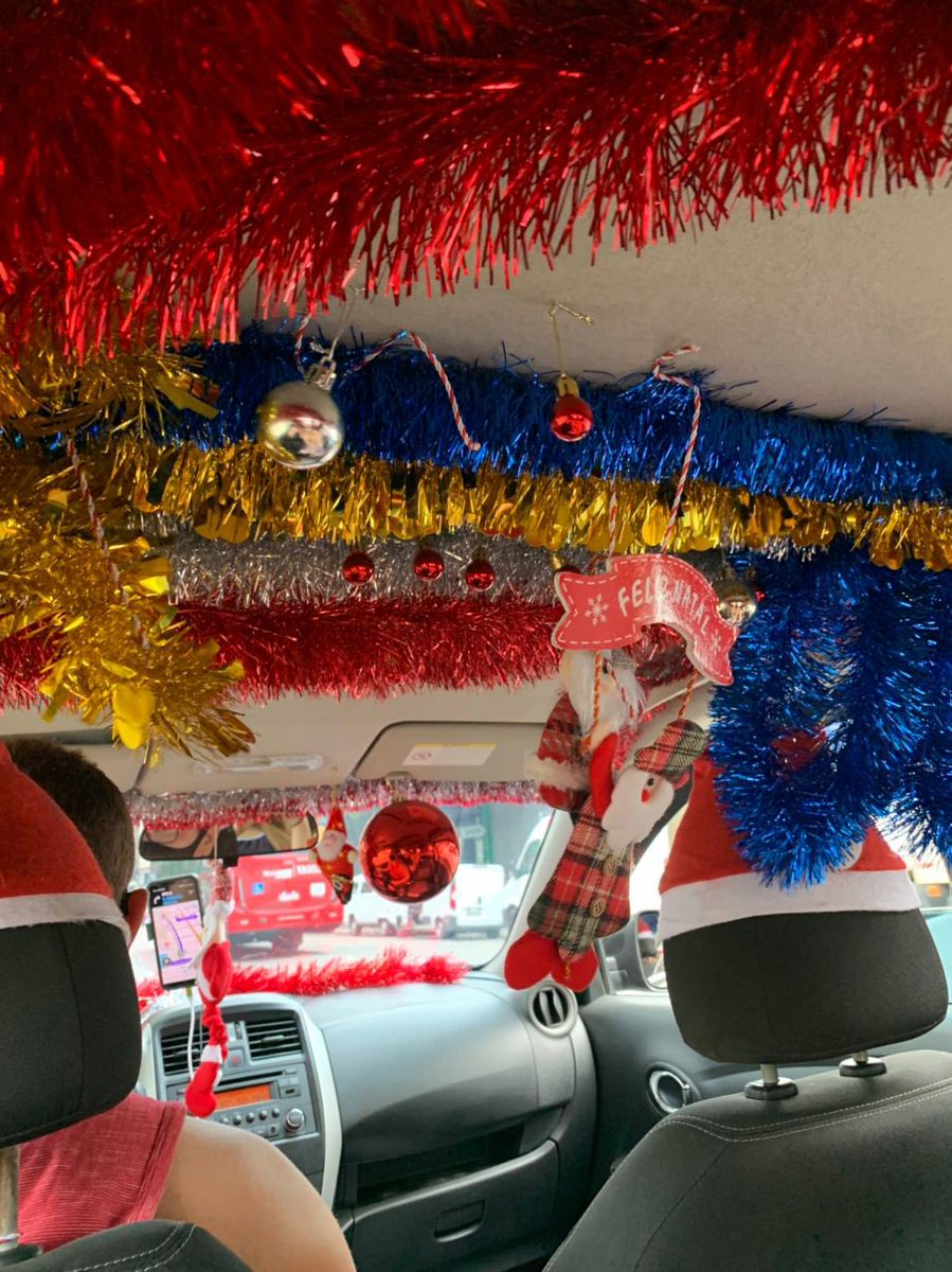 kaliel's tweet photo. tudo indica que esse uber gosta do natal https://t.co/kUIeIwY95c