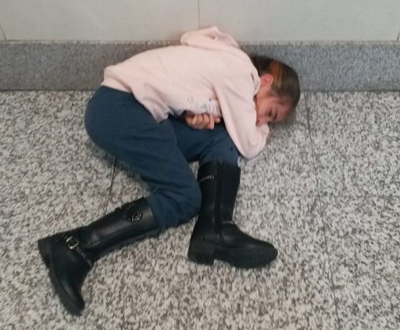 sevincozarslan's tweet photo. Hacer Koç çıplak aramayı ilk anlatabilen kadınlardan biriydi. Onun yaşadıkları bununla sınırlı değil. Koç, hakim salondan atınca adliye koridoruna yığılan, gözü yaşlı fotoğrafıyla sembolleşen Elif’in annesi. "O günü ne Elif ne ben unutabildim" diyor. 

https://t.co/Cn8YF7NUxR https://t.co/nRvBC81oiW