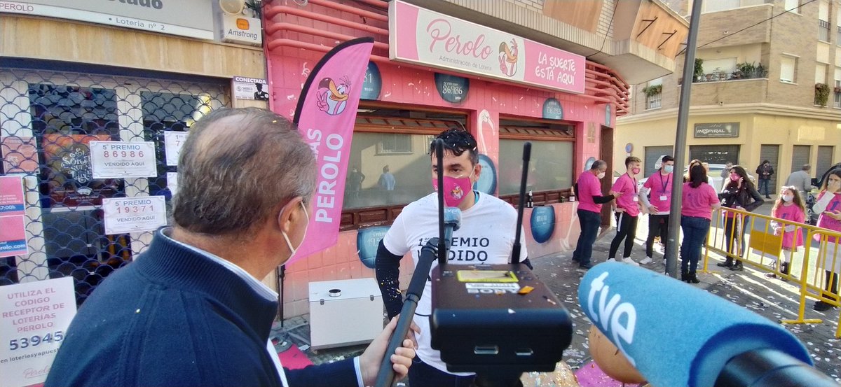 RTVEMurcia's tweet photo. 🦩 En @LoteriasPerolo de #SanPedroDelPinatar han vendido décimos del primer premio, del segundo de un cuarto y de un quinto.
🍀 ¡Eso sí es tener suerte!
#LoteriaRTVE #SiMeToca https://t.co/OzhQNsGLJv
