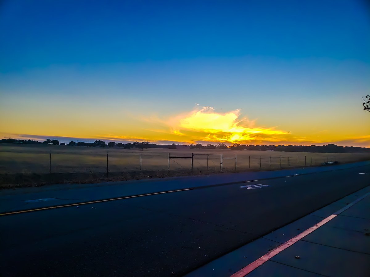 tedfletcher's tweet photo. Cellphone snap while walking the dogs on the shortest day of the year . . .
#nature #landscape #travel #pasorobles #winecountry #paso #visitcalifornia #clouds #sky #winecountry #sunset #weather #westernstates #sunsetmagazine #travelmagazine #getoutdoors #outside #roadways https://t.co/Fbd3362rsc