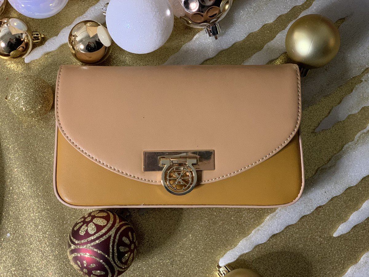 LyneJuline's tweet photo. #Pochette Mae Sahara 
-

#lynejuline #christmasgift #christmasideea #ideecadeaux #handbag #itbag #leatherbag #bagforyou #editionlimitee #peoplewithstyle https://t.co/4yjTWA7Wxl