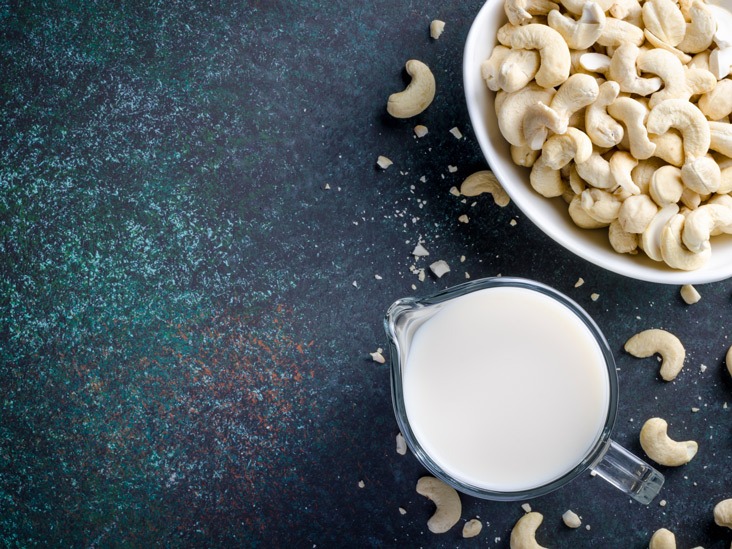 Have you ever drank cashew milk?You probably think the nut is only meant to be eaten. No, it isn’t and the best part is it easy to make!Let me show you how you can make cashew milk in this THREAD.