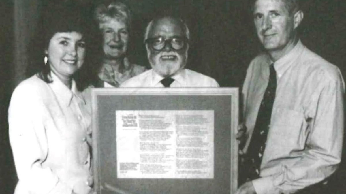 SignatureDeaf's tweet photo. #ThrowbackThursday to when 'Santa Claus' 🎅🏼 Richard Attenborough presented our successful candidates with their CACDP certificates. 

If you could have your certificate presented by anyone who would it be? 

##MiracleOn34thStreet #SantaClaus #CACDP https://t.co/VaSHblTuvj