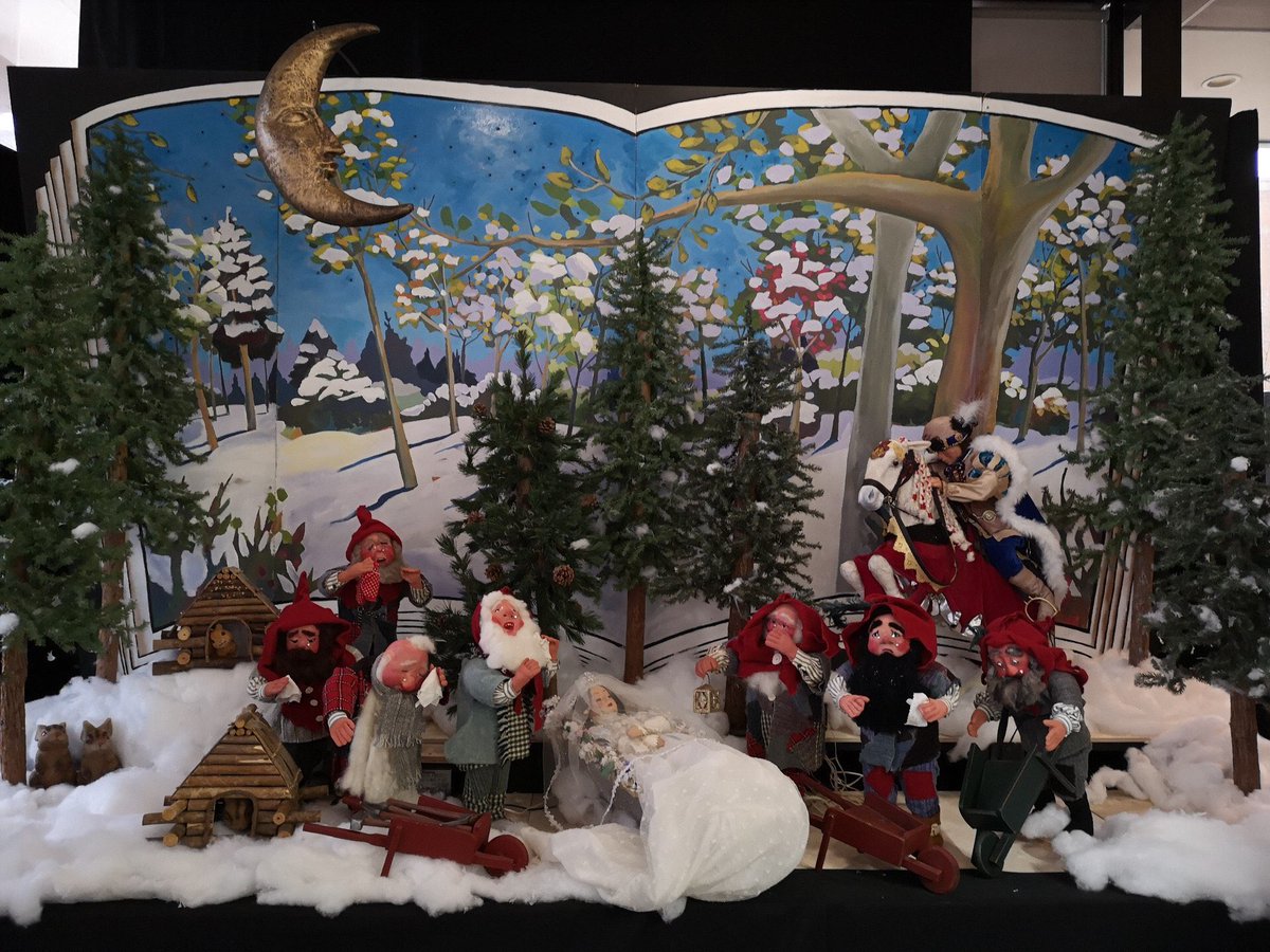 The Museum is reopening. 

The Museum reopens today, 10am to 4pm.  Egyptian Mummies and Eternal Life and the renowned Snow White display window are still on view. 

Happy Holidays from your reopened Museum of Natural History.