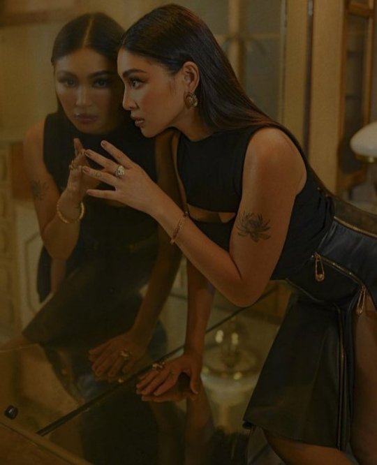 lovexpsyche's tweet photo. Nadine Lustre's eyes in this mirror shot 🔥

#VersacePH https://t.co/QypFxcdHMU