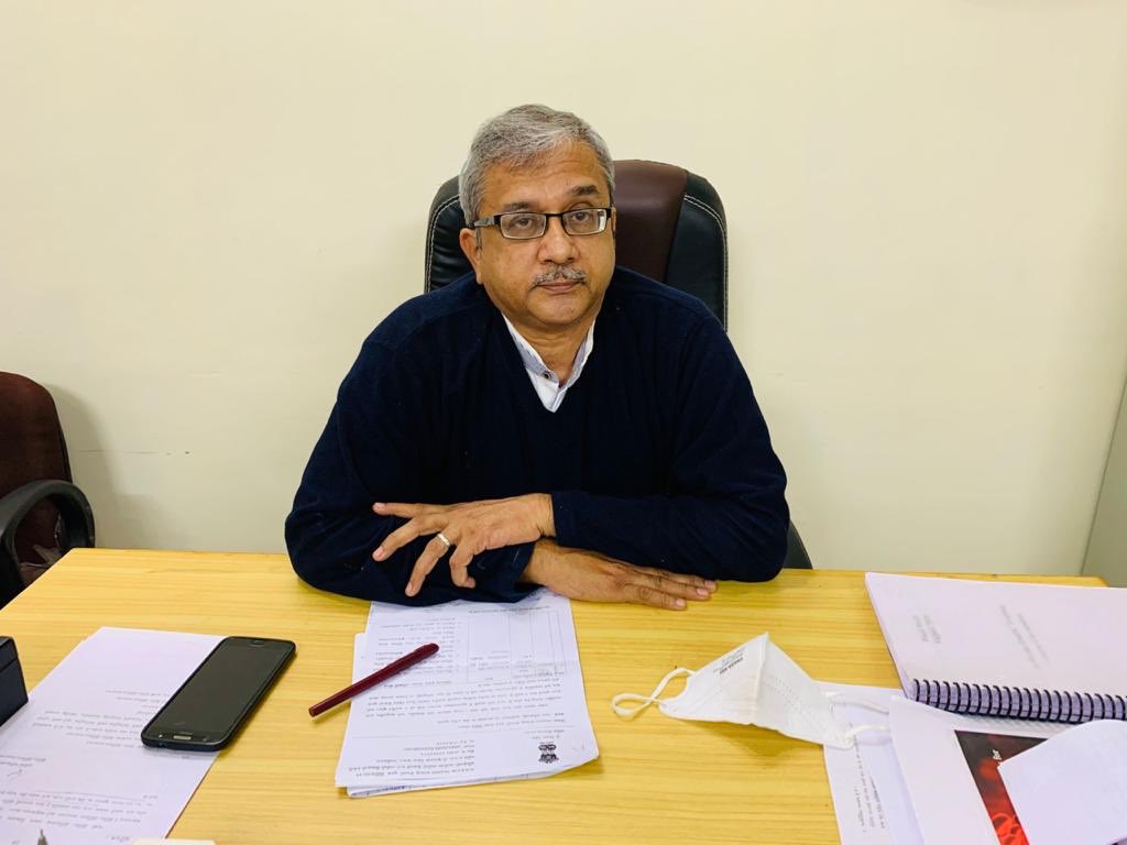 સગર્ભાની અત્યંત જોખમી પ્રસૂતિ સફળતાપૂર્વક કરતા <a href="/civilhospamd/">civilhospitalamdavad</a> ના તબીબો : બાળકનો વિકાસ ગર્ભાશયમાં નહીં પરંતુ પેટના ભાગમાં થયો હતો
મારા 29 વર્ષના તબીબી કાર્યકાળમાં આવો કિસ્સો બીજો છે
તબીબોએ સારવારની સાથે મારી પત્નિને હિંમત અને બાળકને પ્રેમ આપી નવજીવન બક્ષ્યુ : વિનોદભાઇ*