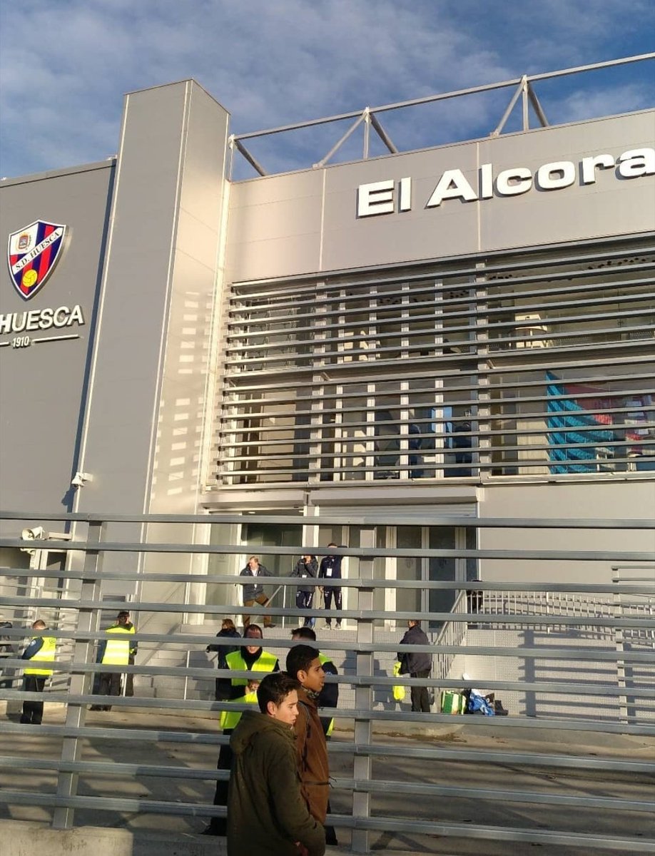 Ismael_Ledesma's tweet photo. Hoy el @LevanteUD visita El Alcoraz de Huesca. Siempre le tendré un cariño especial, pues fue mi primer viaje con expedición oficial para narrar el partido. Pasé un frío importante, se empató sin merecerlo, comí espectacular y descubrí a 2 top como @DRodriguez_79 y @xavialberola https://t.co/5IHVWhsJIe