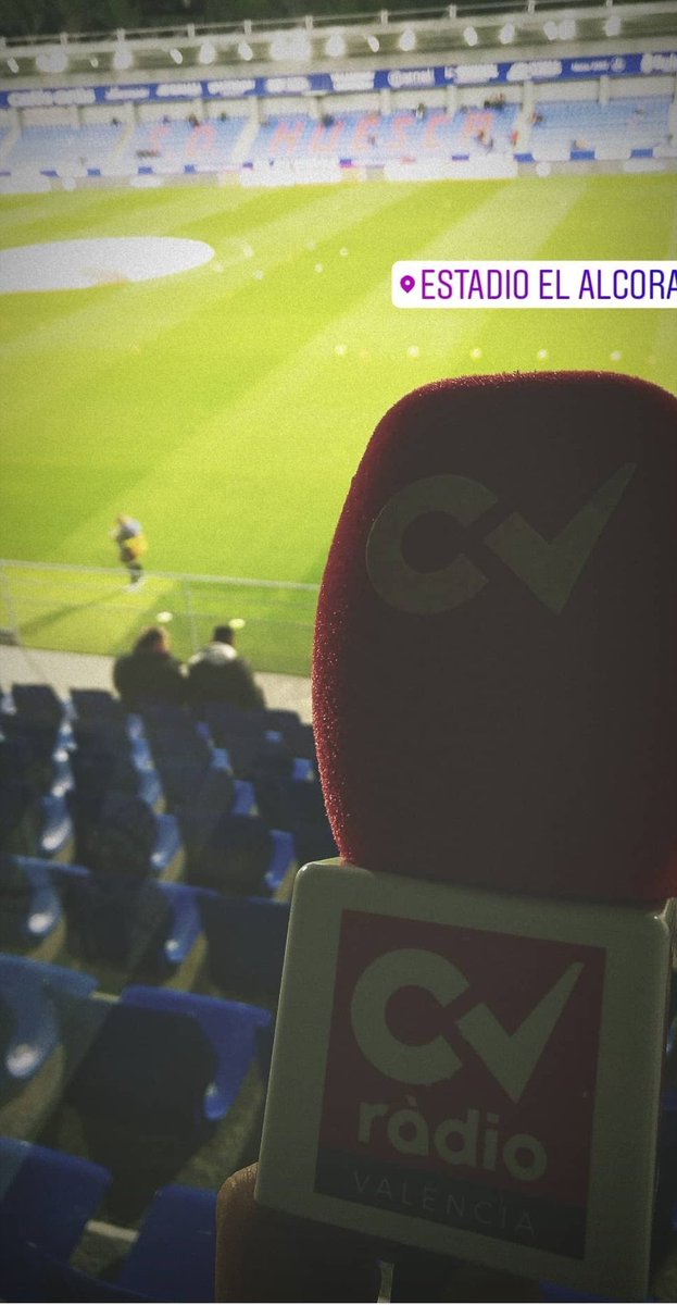 Ismael_Ledesma's tweet photo. Hoy el @LevanteUD visita El Alcoraz de Huesca. Siempre le tendré un cariño especial, pues fue mi primer viaje con expedición oficial para narrar el partido. Pasé un frío importante, se empató sin merecerlo, comí espectacular y descubrí a 2 top como @DRodriguez_79 y @xavialberola https://t.co/5IHVWhsJIe