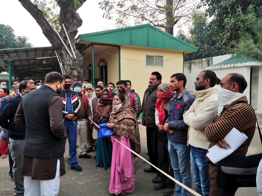 RJDforIndia's tweet photo. नेता प्रतिपक्ष श्री @yadavtejashwi जी पूरी संवेदनशीलता से आम जनता की तकलीफों को सुनते हुए- https://t.co/gt1wEGNGkx