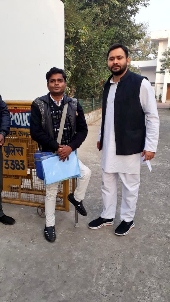 RJDforIndia's tweet photo. नेता प्रतिपक्ष श्री @yadavtejashwi जी पूरी संवेदनशीलता से आम जनता की तकलीफों को सुनते हुए- https://t.co/gt1wEGNGkx