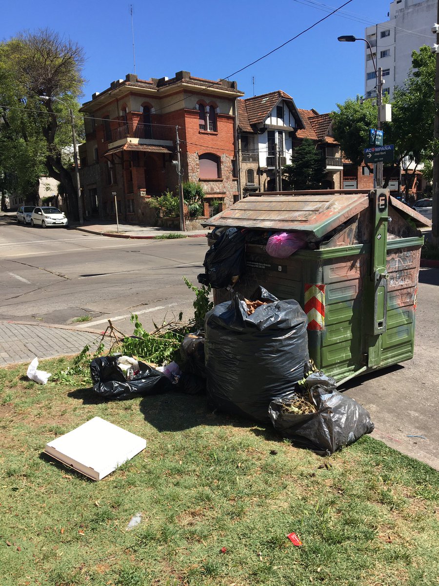 MDefago's tweet photo. @IMambiente @montevideoIM @CosseCarolina Estos son los 2 contenedores que están desde ayer así , espero que lo que estén implementando sea rápido , por favor esto atenta contra la salud https://t.co/rASH8kThiQ