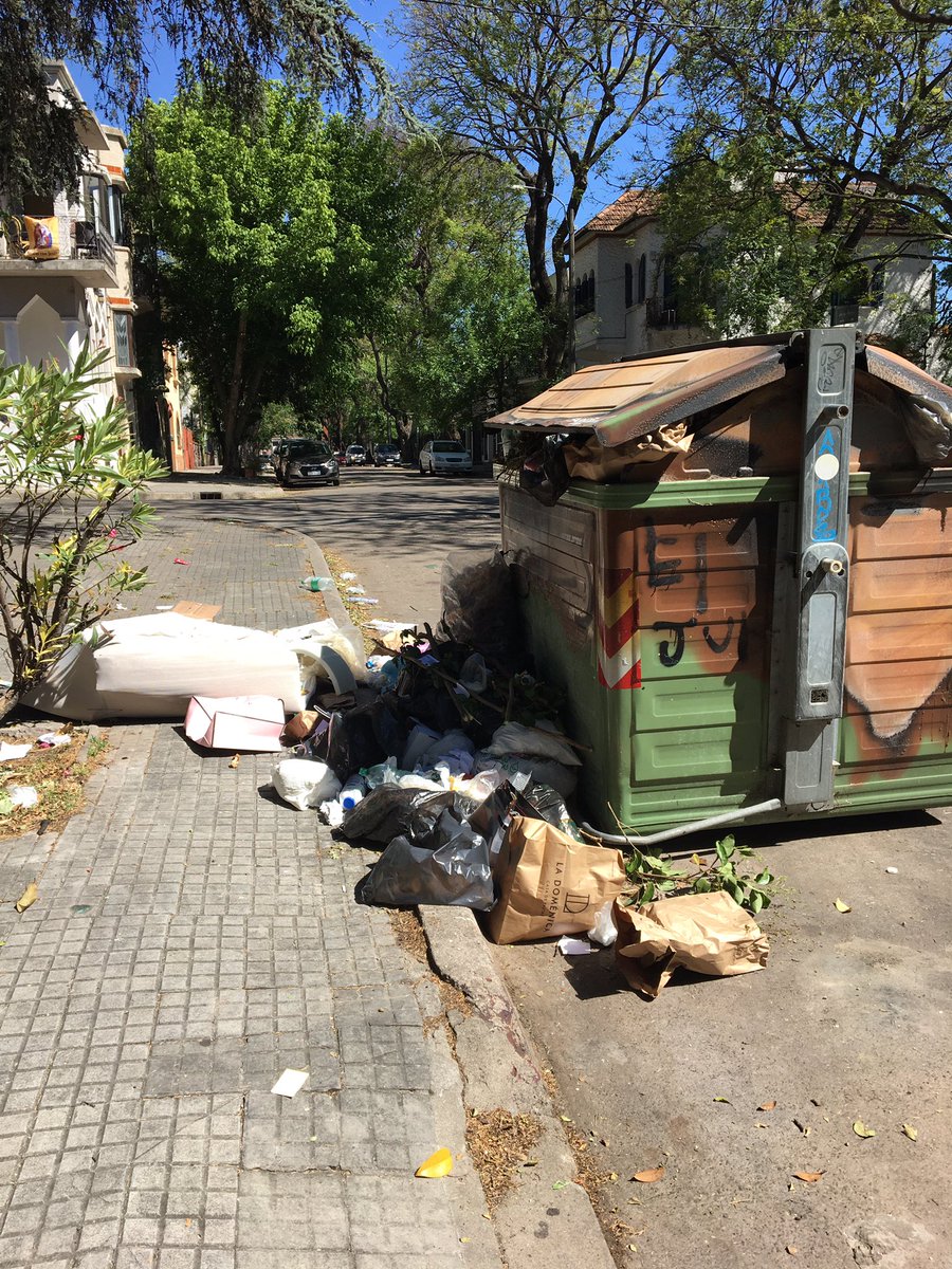 MDefago's tweet photo. @IMambiente @montevideoIM @CosseCarolina Estos son los 2 contenedores que están desde ayer así , espero que lo que estén implementando sea rápido , por favor esto atenta contra la salud https://t.co/rASH8kThiQ