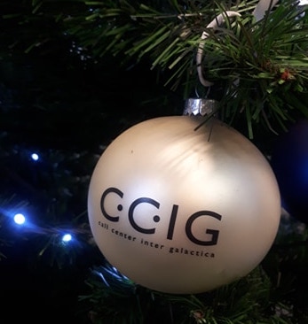 CcigGroup's tweet photo. Jak tam nastroje❓🎄🎁⭐
Choinki oraz inne świąteczne akcenty #CCIG z całej Polski przed Wami 🙃

Wasze choinki już ubrane❓🎄
Prezenty zapakowane❓🎁
Już tylko 2 dni do Świąt😁

#calljestcool #święta #choinka #cciggroup #ccp https://t.co/ahNzWnbl89