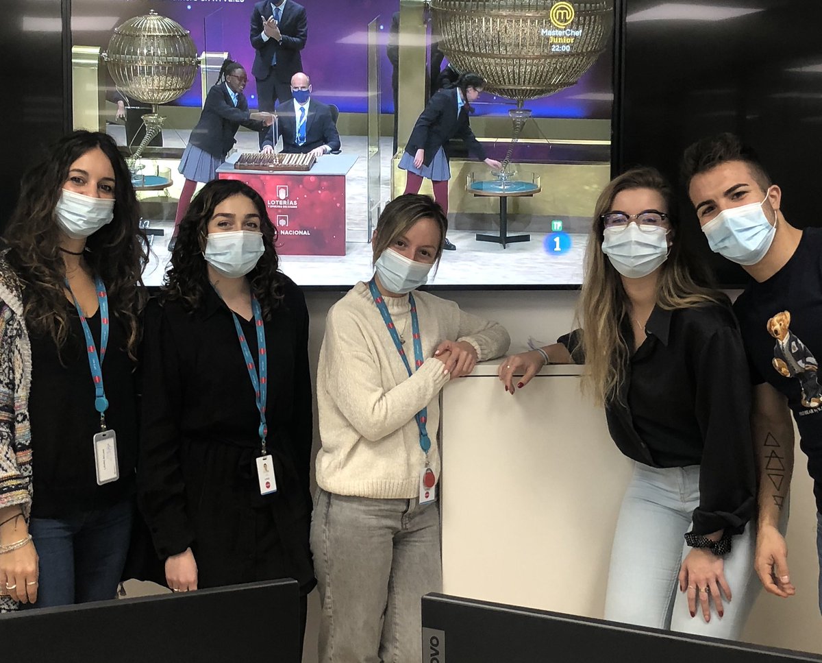 Todo el equipo de <a href="/OUIGO_Es/">OUIGO España</a> viendo la #LoteriaRTVE a ver si nos toca algo para darnos una alegría ahora que nuestro proyecto acaba de empezar 🥳 Mucha suerte a todos!!