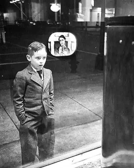 NostalgiaBooks's tweet photo. Boy Watching TV for the First Time in an Appliance Store Window, 1948

#tv https://t.co/3KXqSWITlA