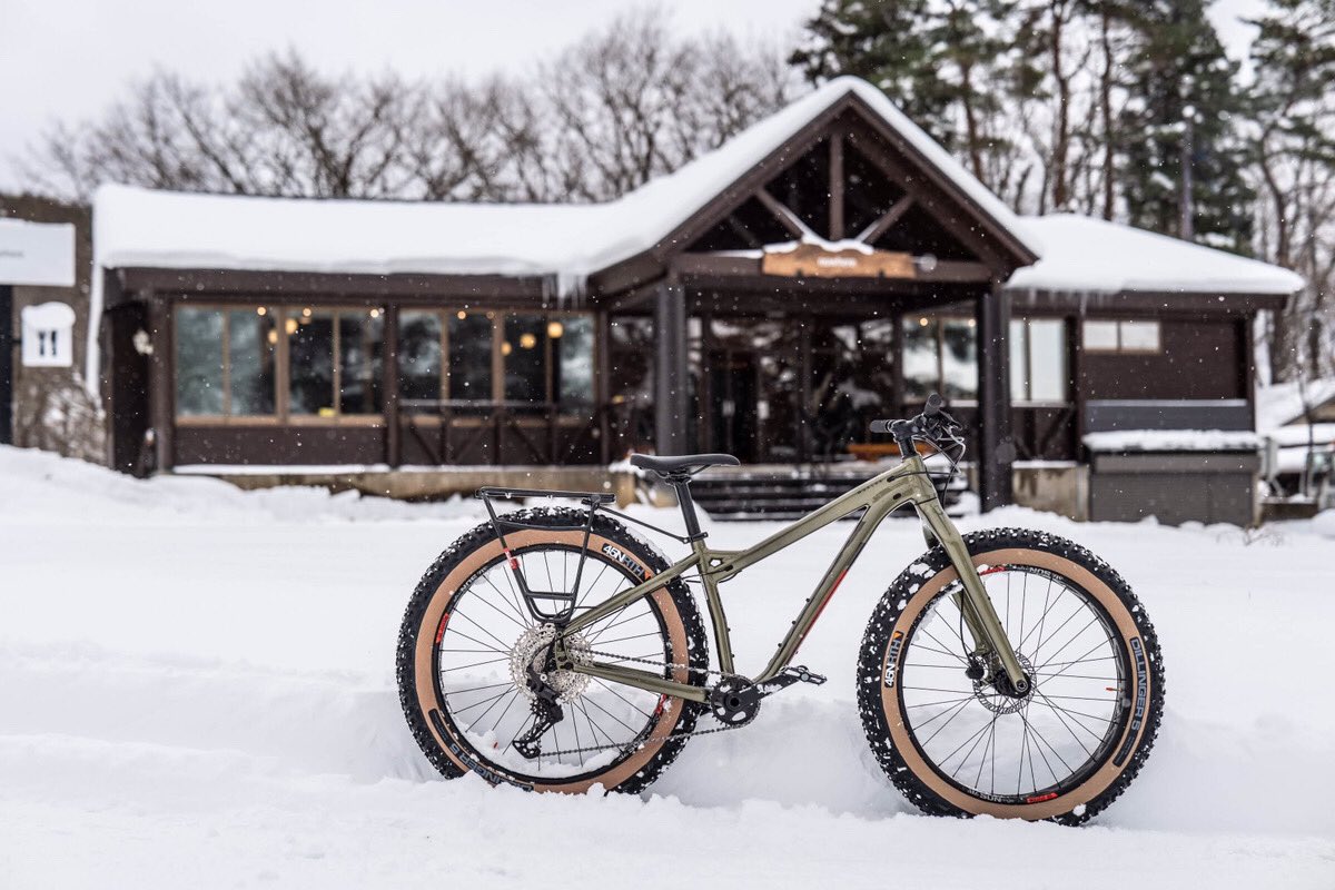 Nowhere Cafe Activity スノーアクティビティ準備中 Nowhere内にある大きなタイヤの自転車は ファットバイク 実は 雪道や山道でも走れる自転車 ファットバイクを実際に乗ったアクティビティの準備を進めております お越しの際は