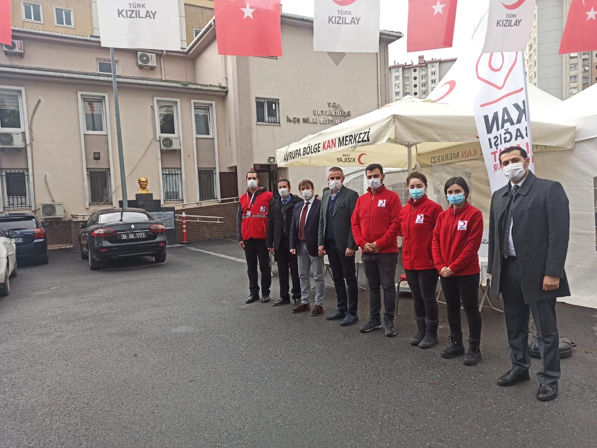 İlçe binamızın bahçesinde gerçekleşen "Ziller Hayat Kurtarmak İçin Çalıyor" gönüllü kan bağışı kampanyasına İlçe Milli Eğitim Müdürümüz Sayın Yafes Bakırcı'da kan vererek destek verdi. 

<a href="/meb/">Maria Elena Boschi</a>
<a href="/Kizilay/">Türk Kızılay</a> 🇹🇷
<a href="/yilmaznazif/">Nazif Yılmaz</a>
<a href="/istanbulilmem/">İstanbul İl Millî Eğitim Müdürlüğü</a>
<a href="/istmem_oer/">İstanbul İl Özel Eğitim ve Rehberlik Hizmetleri</a>
<a href="/memleventyazici/">Levent Yazıcı</a>
<a href="/Yafesbakirci/">Yafes Bakırcı</a>