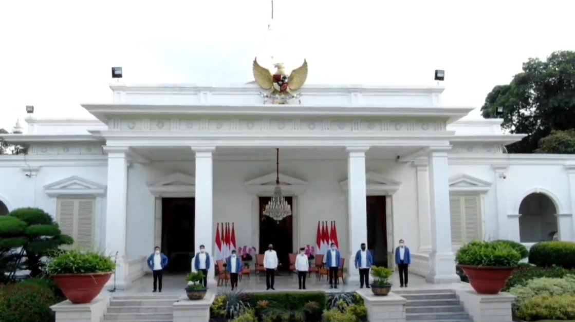 RadioElshinta's tweet photo. @jokowi BREAKING NEWS!

Presiden @jokowi umumkan Menteri-Menteri baru dalam kabinet Indonesia Maju:

1. Tri Rismaharini (Mensos) 
2. Sandiaga S. Uno (Menparekraf)
3. Budi Gunadi Sadikin (Menkes)
4. Yaqut Choilil Coumas (Menag)
5.  Wahyu Sakti Trenggono (MenKKP)
6. M. Lutfi (Mendag) https://t.co/sOhbilcdZ2