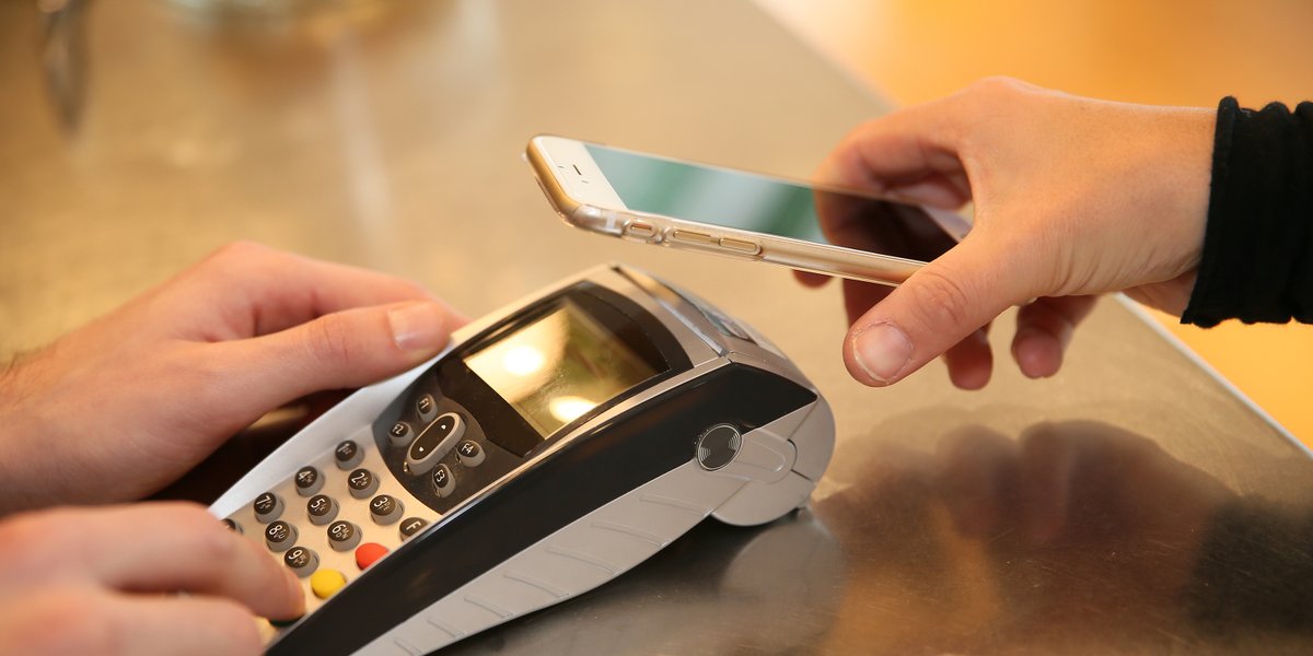 DNB_NL's tweet photo. Door de coronacrisis zijn veel Nederlanders contactloos gaan betalen met hun betaalpas of mobiele telefoon. Dit gaat ten koste van zowel het gebruik van contant geld als het traditionele pinnen.

Lees hier alle cijfers: https://t.co/5JmJ8c0XLz https://t.co/MwGhFdzA3M