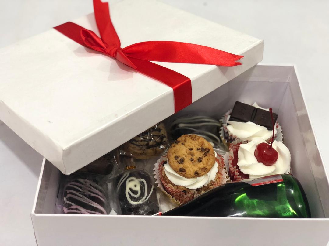 Harshabeecakes's tweet image. It's the season of gifts and making merry, surprise a love one today 🎉🥰🥰
We at @harshabeecakes will like to wish all our loyal customers a merry Christmas and a happy new year. 
Watch out for our website, launching later this year.
Thank you.
#harshabeecakes