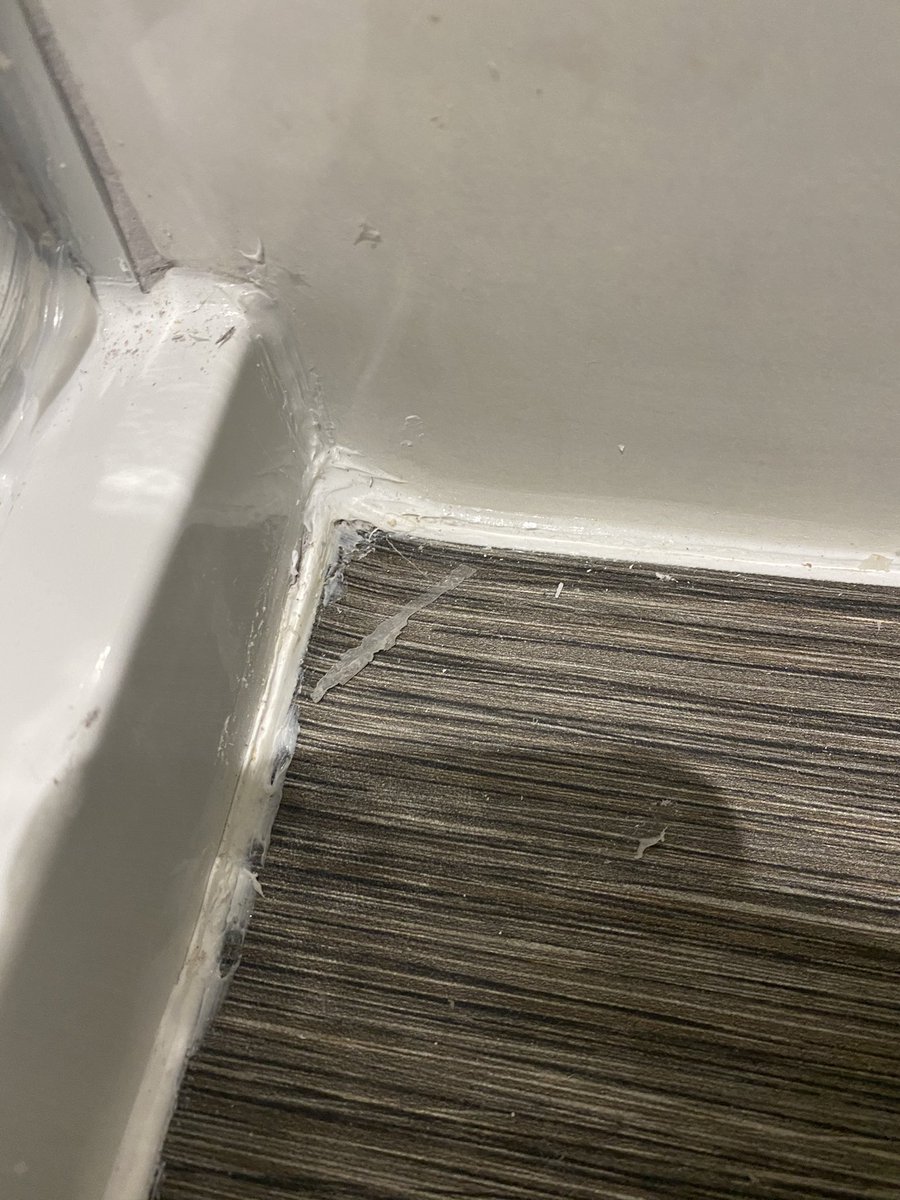 Olivia0688's tweet image. Don’t buy an avant home..... en-suite re done Yesteday and this is the finish!! #avanthomes #avantcustomerservice #poorworkmanship