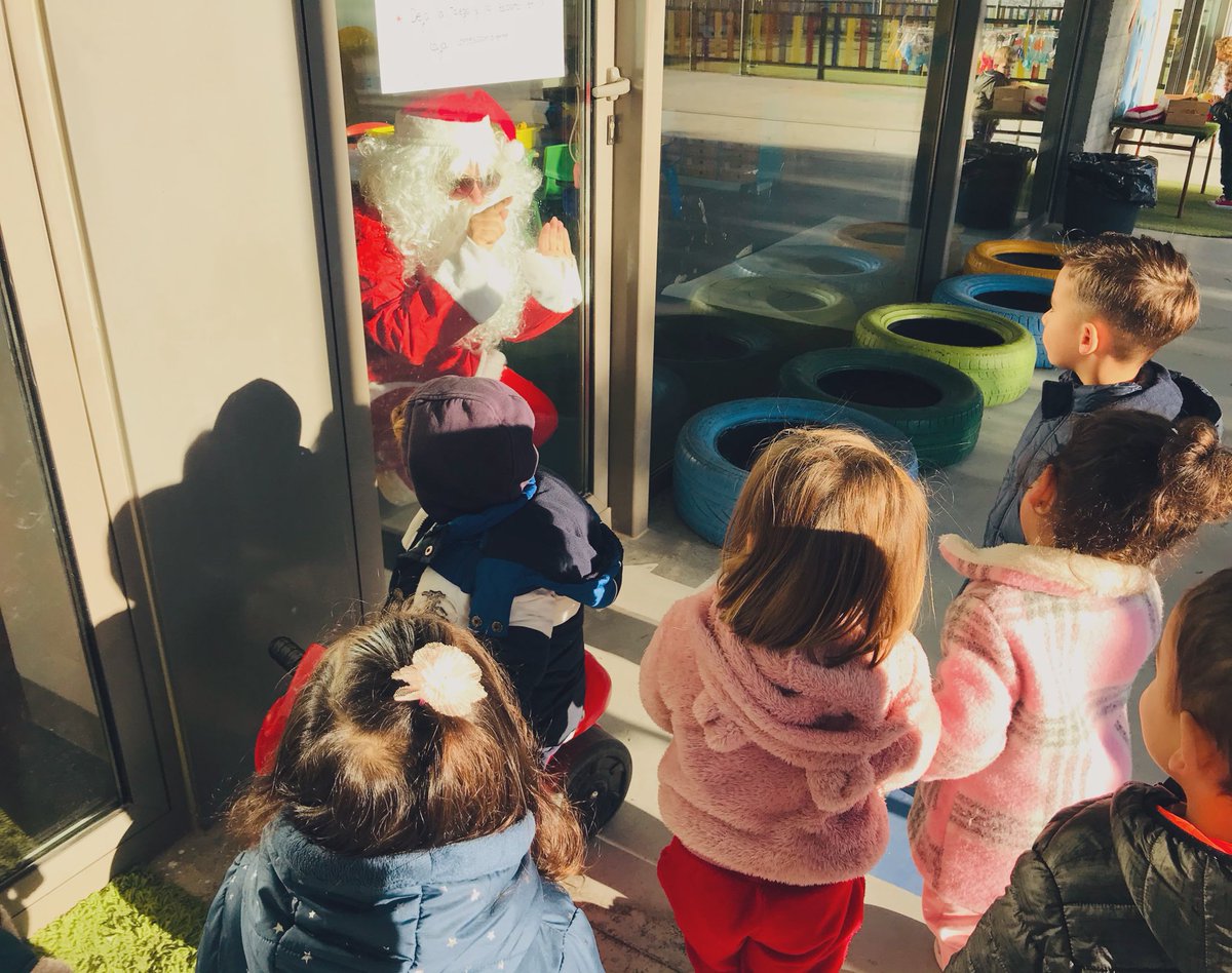 NoeC89's tweet photo. ¡¡Hoy hemos tenido una visita muy especial!! 🎅🏻🎄#BabySunland #PTA @Novaschool_es @MarinaSoto82 #2years https://t.co/OOg6P8vjuK