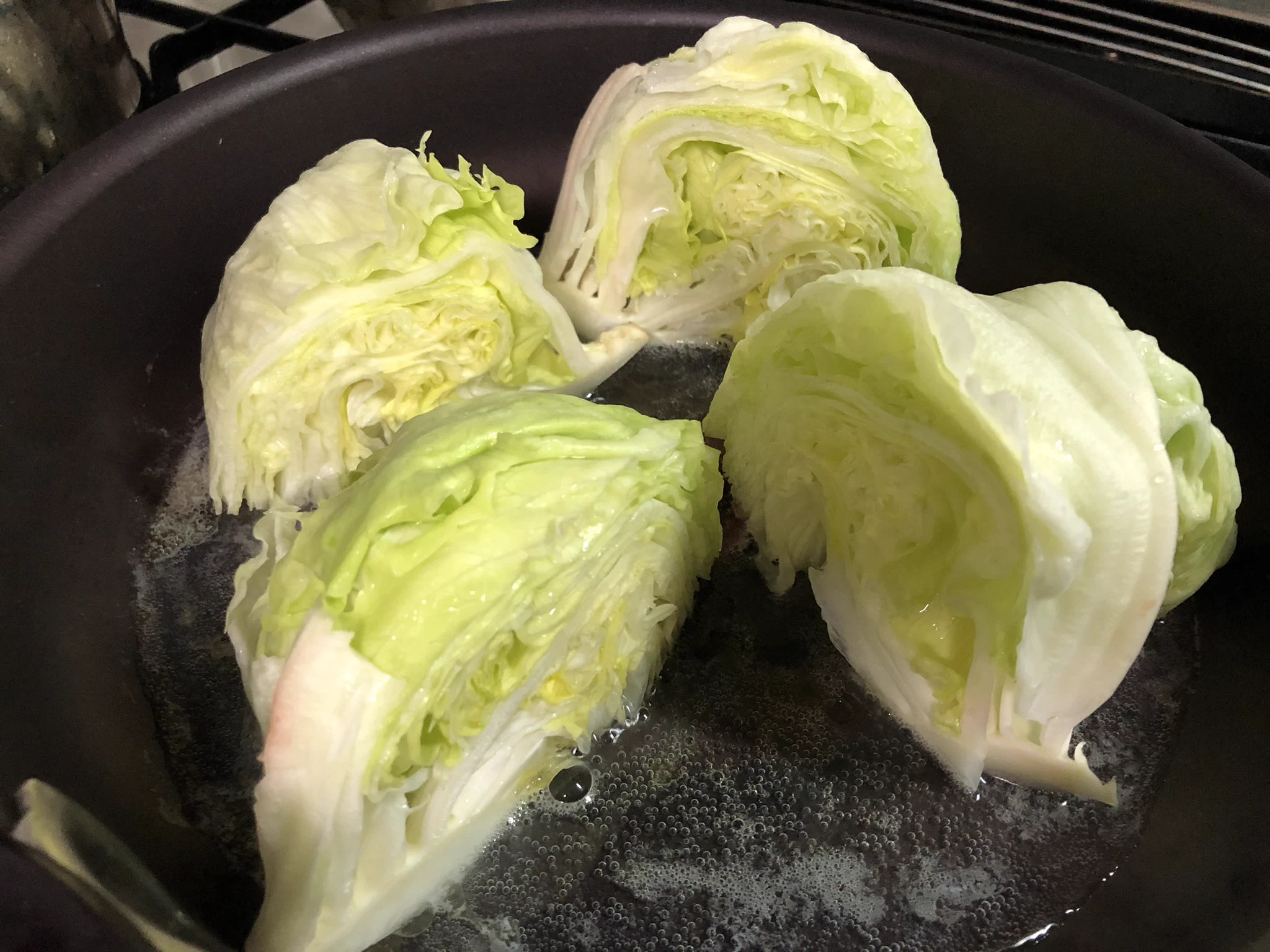 そのままでも美味しいけれど火を通すのもあり？！レタスを使ったあったかサラダのレシピ！